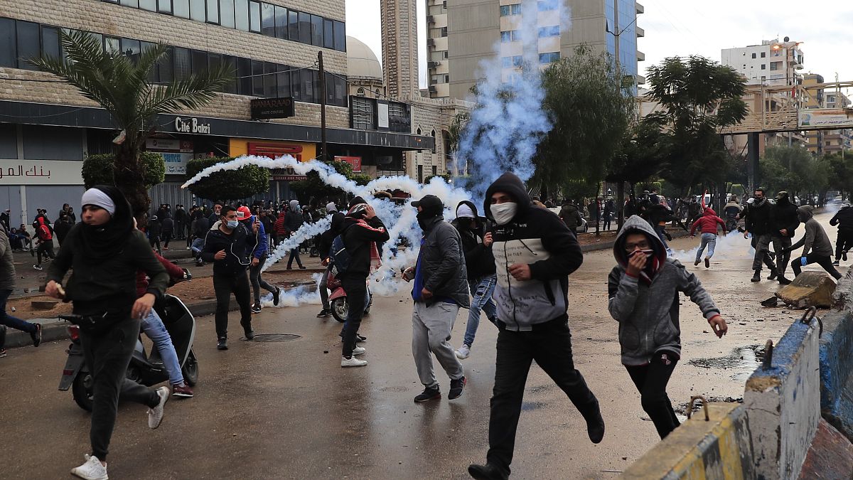 محتجون بتعرضون لإطلاق الغازات المسيلة للدموع في مدينة طرابلس شمال لبنان. 2021/01/28