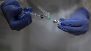 Symbolbild: Gesundheitsmitarbeiter bereitet Corona-Impfung mit Biontech/Pfizer-Vakzin vor.