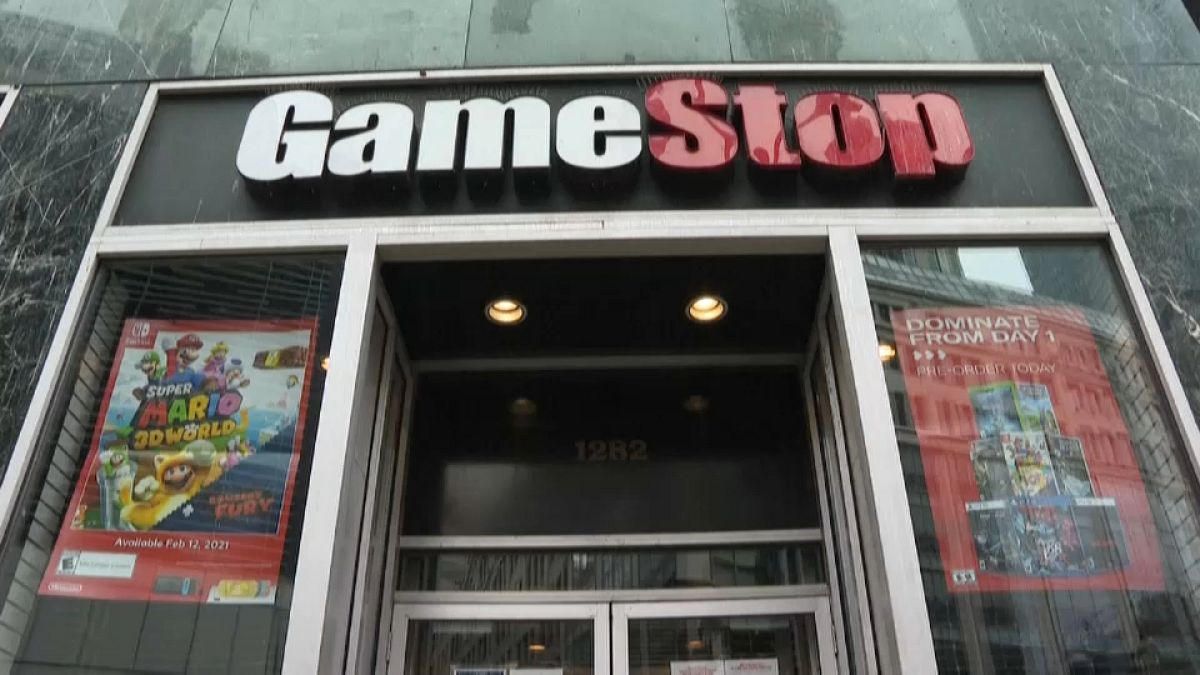 Exterior view of retail store 'Gamestop'