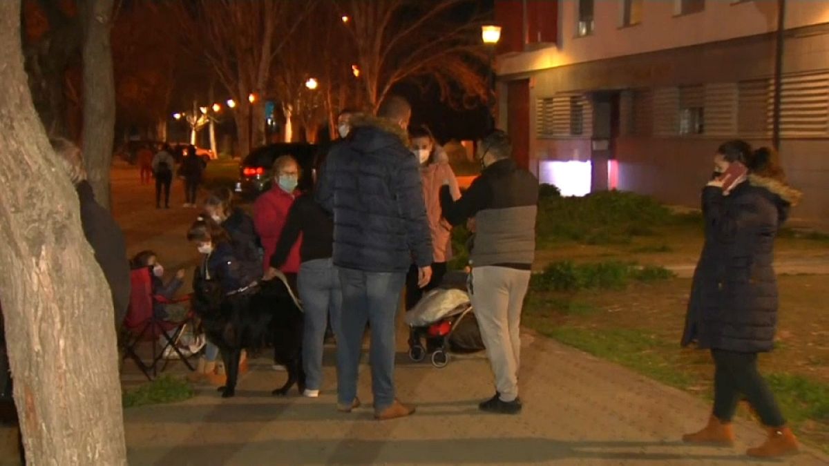 Vecinos de Granada pasan la noche en la calle por un nuevo terremoto