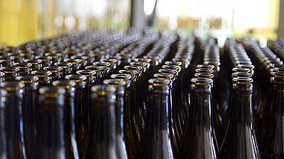 Botellas de cerveza vacías esperan a ser limpiadas y llenadas en una planta embotelladora de Brujas, Bélgica