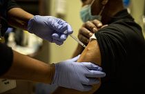 ABD'de Covid-19 aşısı dağıtımında yetkili bir firmanın 22 yaşındaki CEO'su, 4 arkadaşına aşı enjekte ettiğini itiraf etti.