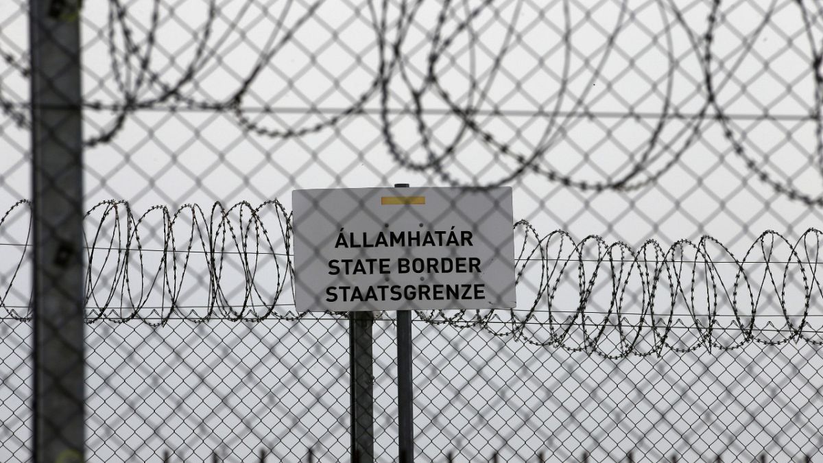 Macaristan, sığınmacıları durdurmak amacıyla Sırbistan ve Hırvatistan sınırlarına dikenli tel örgü çekmiş ve yasa dışı geçişler için uygulanan cezalar artırmıştı