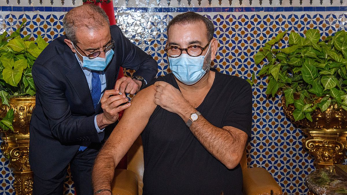 العاهل المغربي محمد السادس  يتلقى جرعة من اللقاح المضاد لكوفيد-19 في القصر الملكي بمدينة فاس.