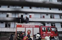 L'intervento dei vigili del fuoco per domare l'incendio scoppiato nel principale ospedale di Bucarest