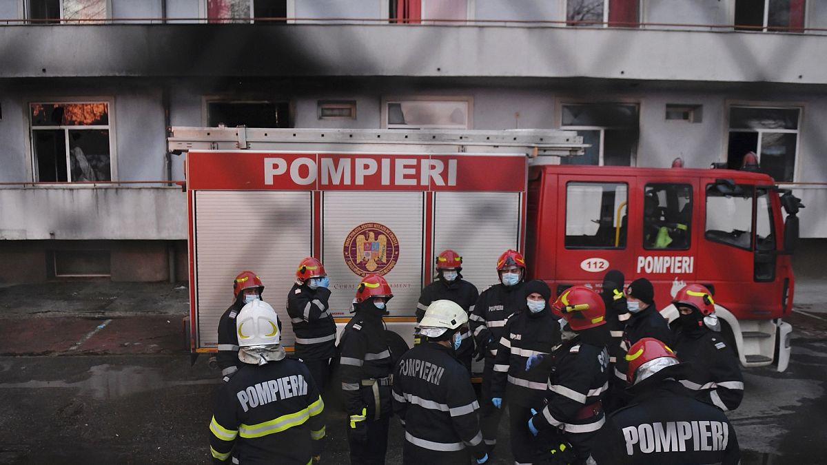 Άνδρες της πυροσβεστικής στη διάρκεια κατάσβεσης της πυρκαγιάς σε νοσοκομείο του Βουκουρεστίου