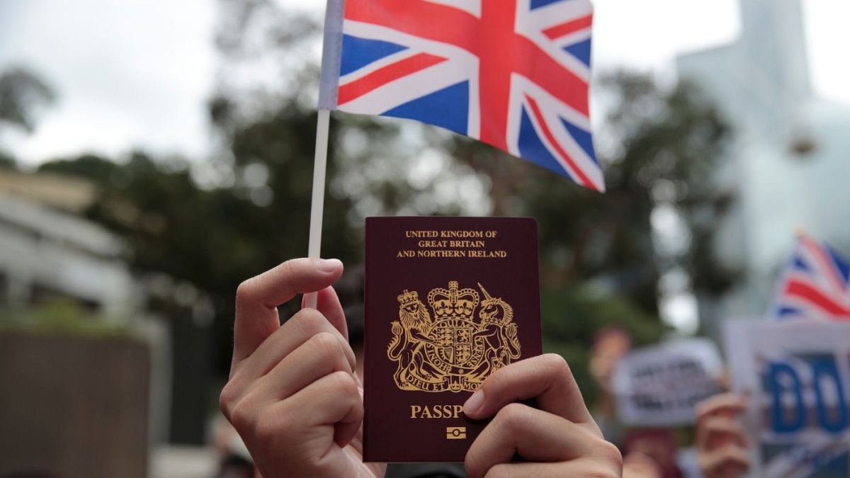 پاسپورت‌های بریتانیایی در دست معترضان هنگ‌کنگی