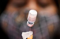 Enfermeira prepara uma dose da vacina Pfizer/BioNTech