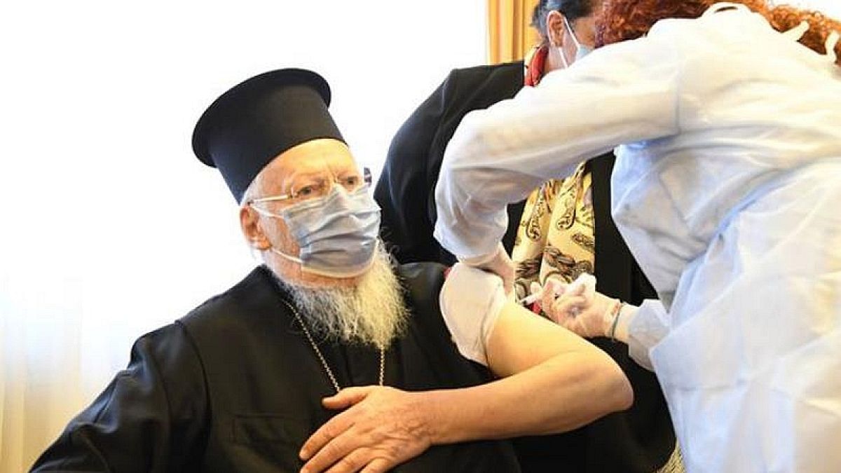 Ο Οικουμενικός Πατριάρχης Βαρθολομαίος δέχεται την 1η δόση εμβολιασμού στην Κωνσταντινούπολη
