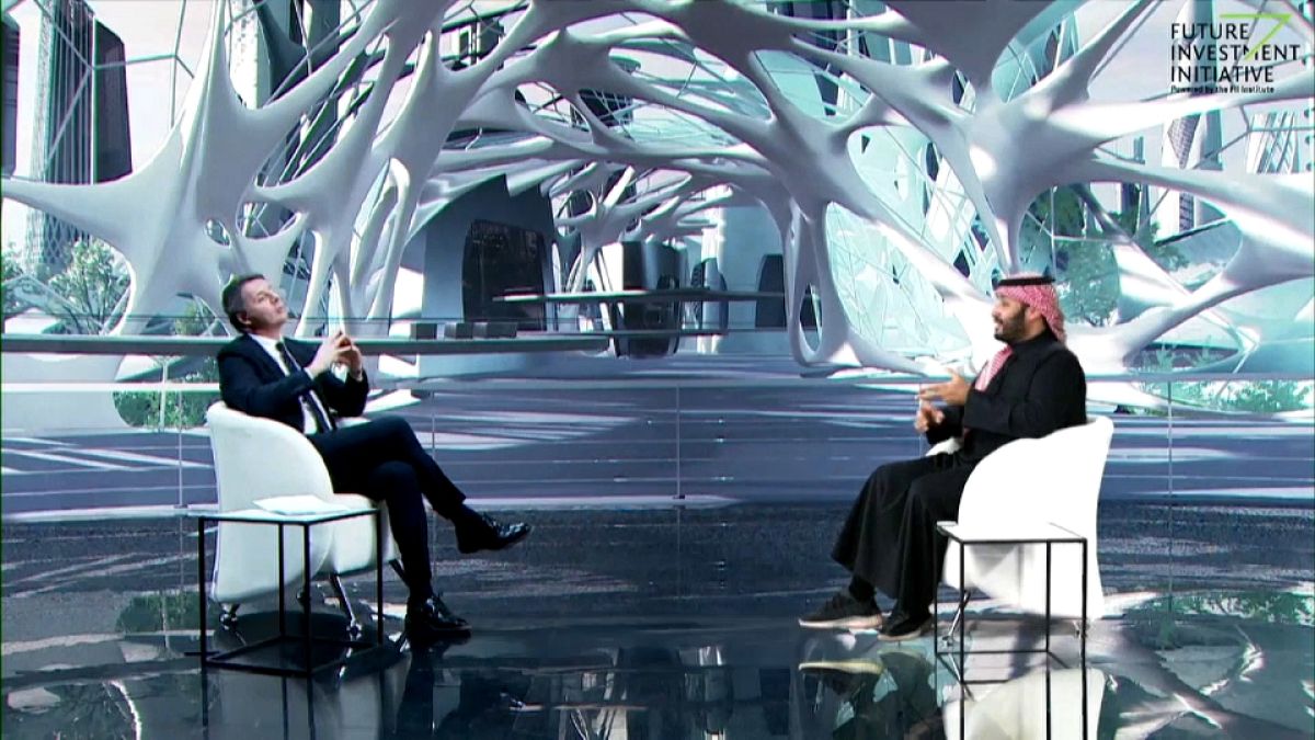 ولي العهد السعودي محمد بن سلمان رفقة رئيس الوزراء الإيطالي السابق ماتيو رينزي خلال مؤتمر الابتكار في الرياض