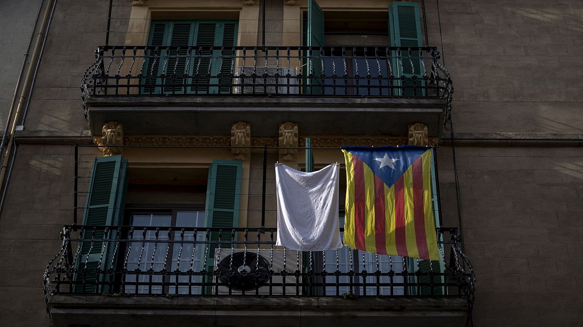 Una "estelada" o bandera de la independencia cuelga de un balcón en el centro de Barcelona, ​​España, el jueves 28 de enero de 2021.
