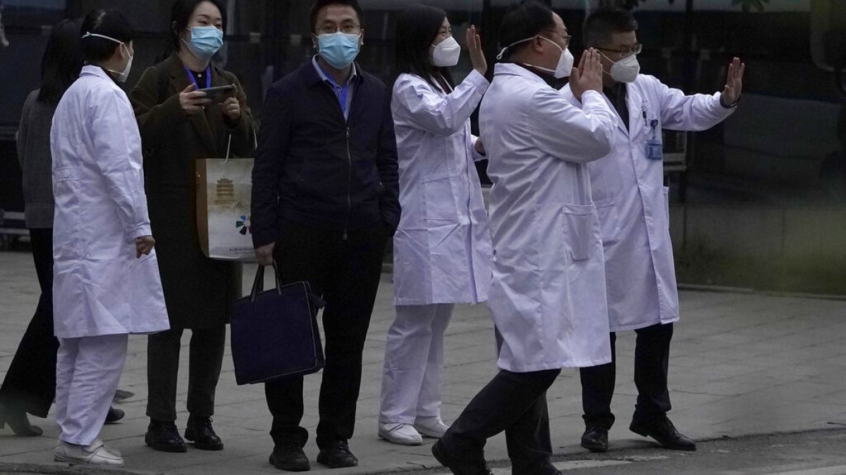 Hubei Eyaleti Şinhua Hastanesi sağlık personeli Dünya Sağlık Örgütü ekibini ağarladı