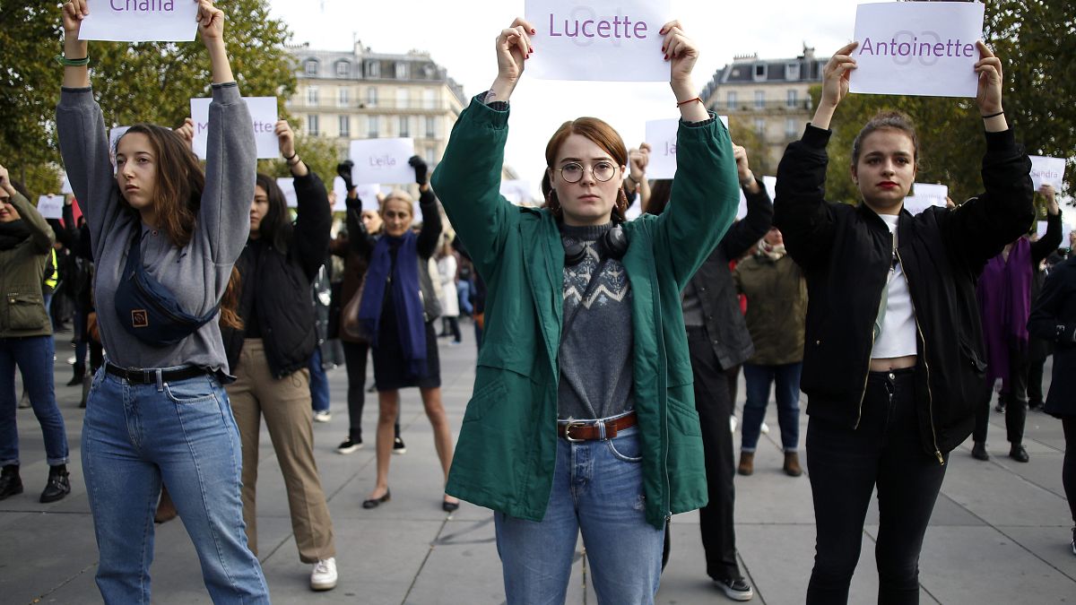 صورة من الارشيف- نساء يحملن لافتات عليها أسماء نساء قُتلن على يد شركائهن، خلال مظاهرة في باريس