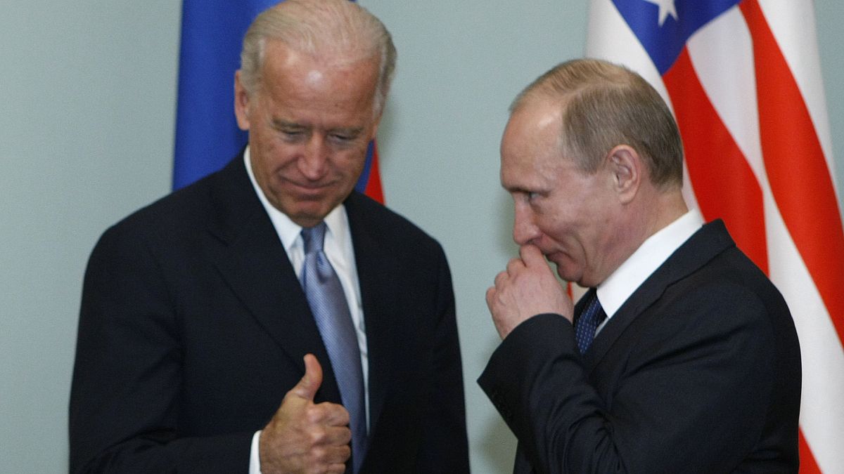 التقى بايدن عندما كان نائباً لأوباما بالرئيس الروسي فلاديمير بوتين في موسكو (2011) 
