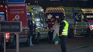 Colas de hasta 40 ambulancias con pacientes dentro esperan su turno ante los hospitales de Lisboa