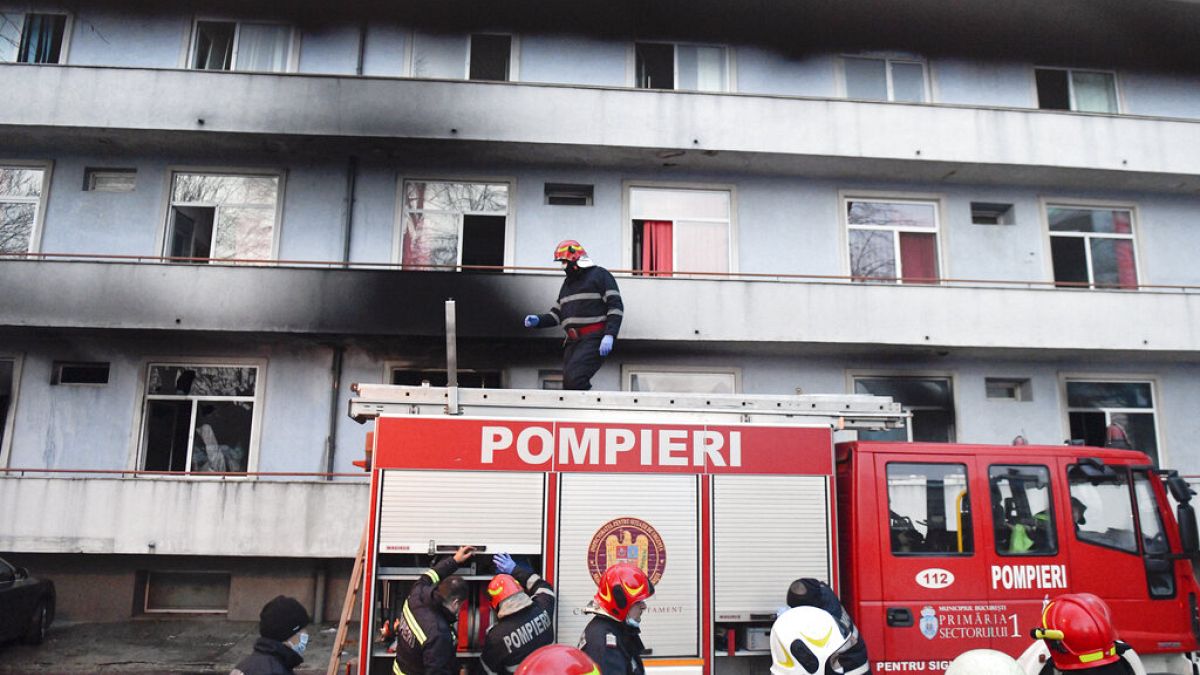 Les pompiers déployés à l'hôpital Matei Bals de Bucarest pour éteindre l'incendie, le 29/01/2021