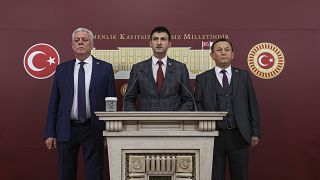 CHP İzmir Milletvekili Mehmet Ali Çelebi (ortada), Karabük Milletvekili Hüseyin Avni Aksoy (sağda) ve Yalova Milletvekili Özcan Özel (solda)