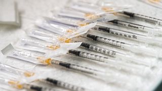Oltáshoz előkészített Pfizer-BioNTech koronavírus elleni vakcinát tartalmazó fecskendők az iváncsai Napfény Idősek Otthonában 2021. január 28-án.