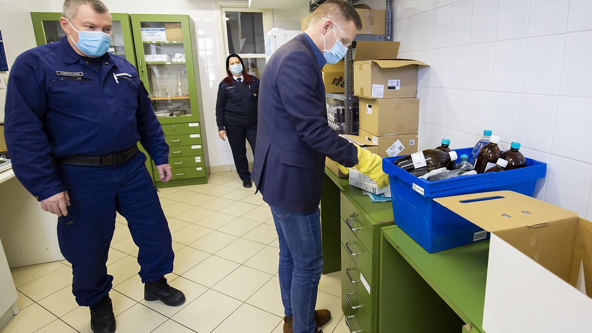 Batka Gábor főgyógyszerész kibontja a koronavírus elleni oltóanyagot, az újonnan érkezett Pfizer-BioNTech-vakcinákat tartalmazó dobozt a Zala Megyei Szent Rafael Kórházban