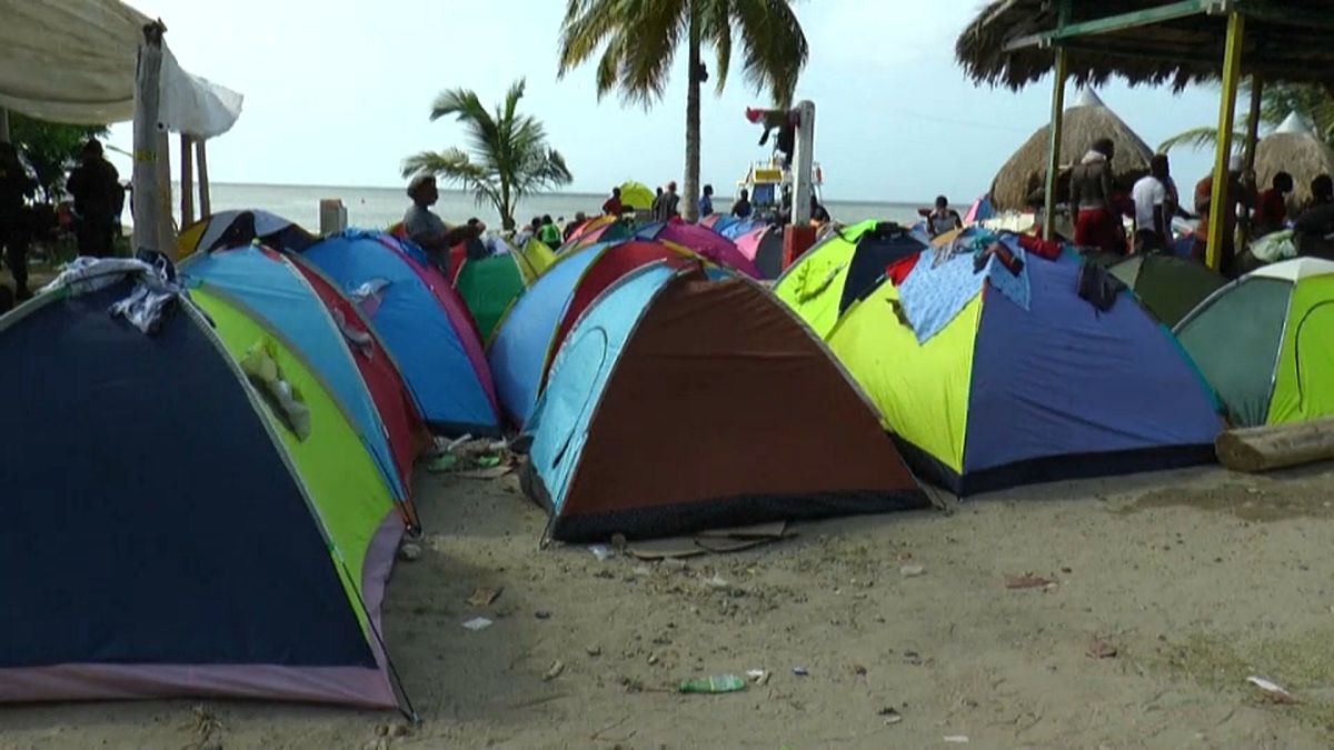 Cientos de migrantes duermen en tiendas de campaña en la frontera entre Colombia y Panamá