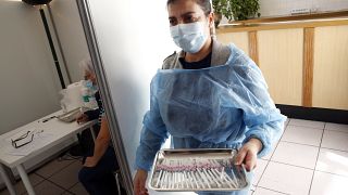 Una enfermera con una bandeja de vacunas en Francia