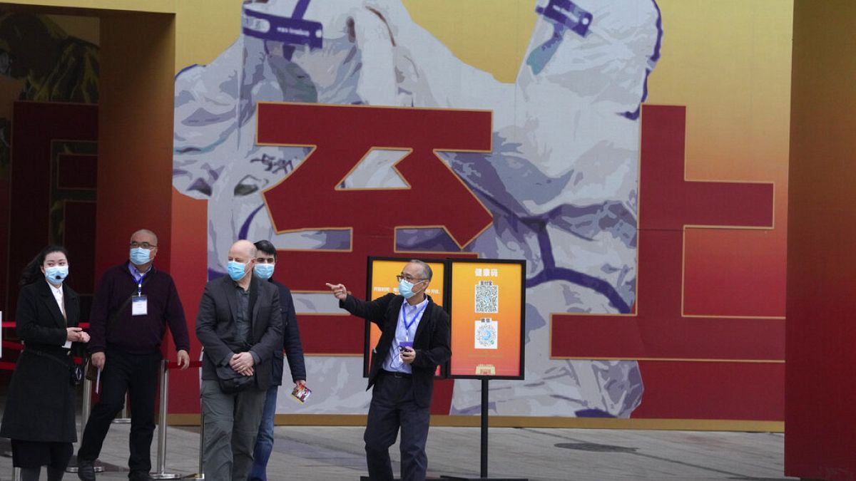 Drei Wissenschaftler der WHO besichtigten in Wuhan auch eine Ausstellung über die Pandemie