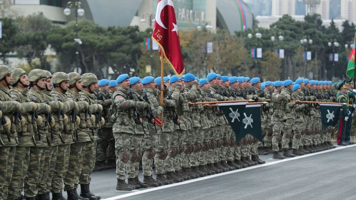 یگانی از کماندوهای ترک در رژه نظامیان ارتش آذربایجان، باکو