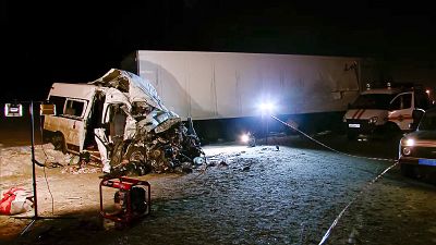 Der Kleinbus wurde durch den Aufprall auf der Fernstraße M-5 zerstört 