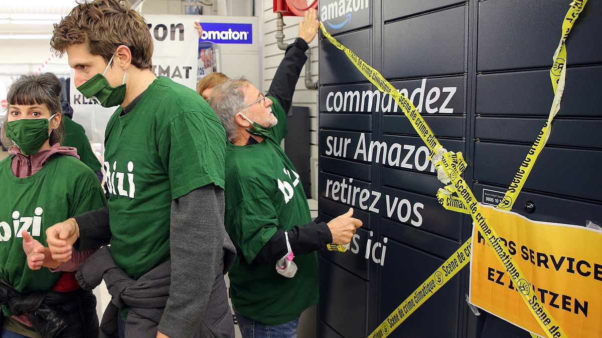 Fransa'da kendilerini küreselleşme karşıtı olarak tanımlayan bir grup protestocu, Amazon karşıtı gösteri düzenledi (arşiv)