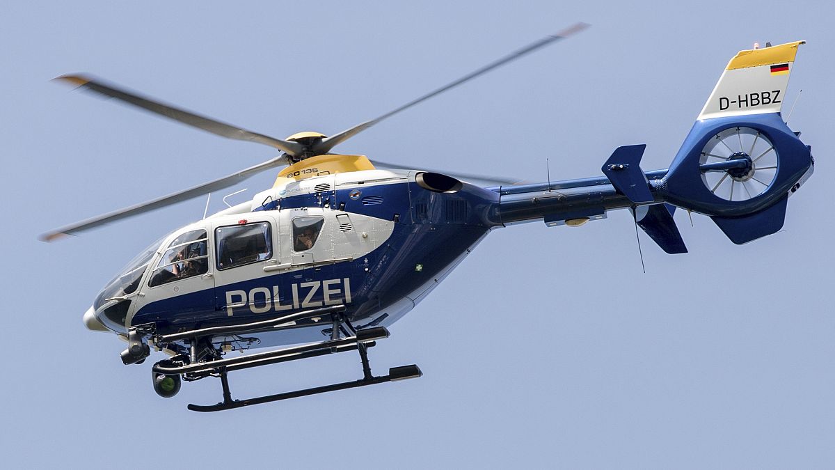 Briesen kenti yakınlarındaki A12 otoyolu üzerinde uçan bir polis helikopteri (Almanya / arşiv)