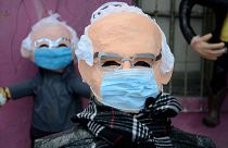 Tras hacerse viral con sus manoplas, ahora Bernie Sanders también se hace piñata