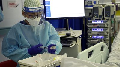 Un paziente Covid viene curato nel King's College Hospital  di Londra, 27 gennaio 2021