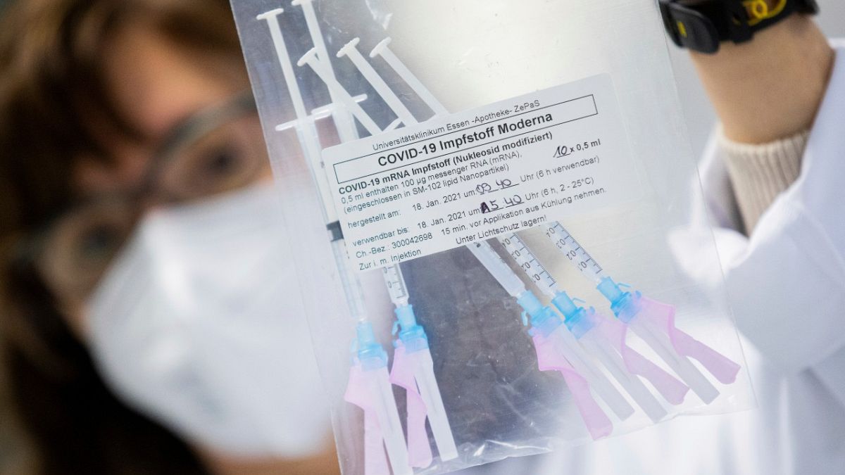 موظفة للصحة في مستشفى إيسن الألماني تظهر حقنا تحتوي لقاح الفيروس التاجي من شركة موديرنا. 2021/01/18