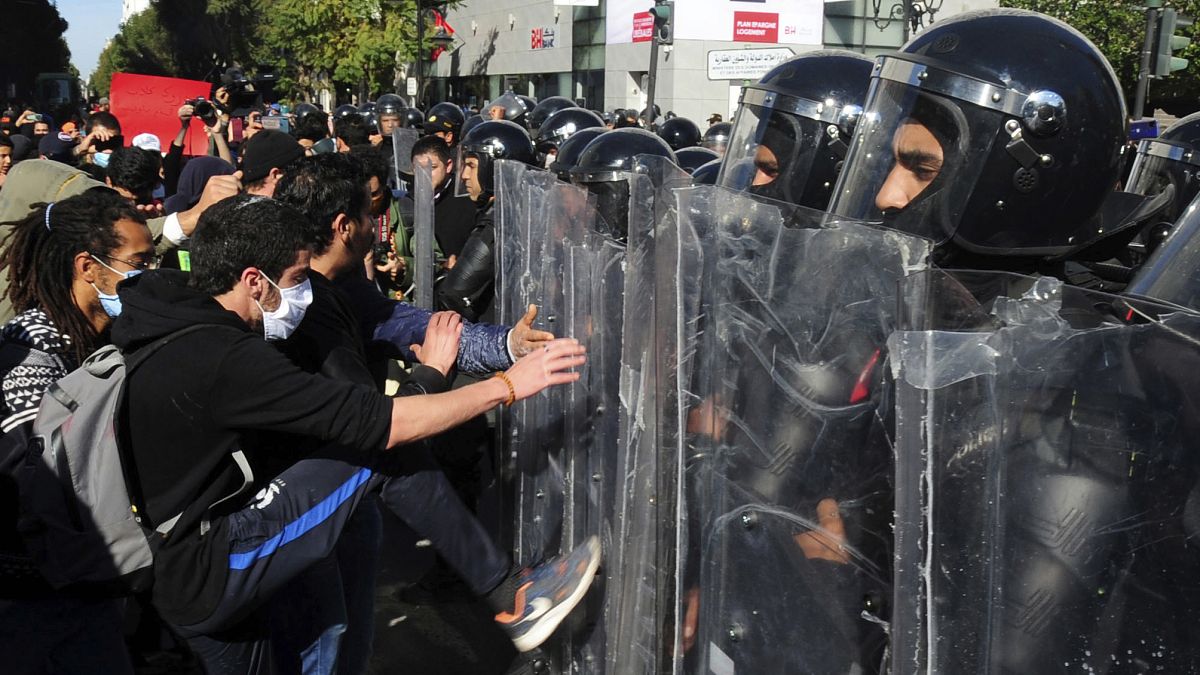 متظاهرون يشتبكون مع الشرطة خلال مظاهرة ضد وحشية الشرطة وآخر تعديل وزاري في تونس العاصمة ، تونس، السبت 30  كانون الثاني  2021