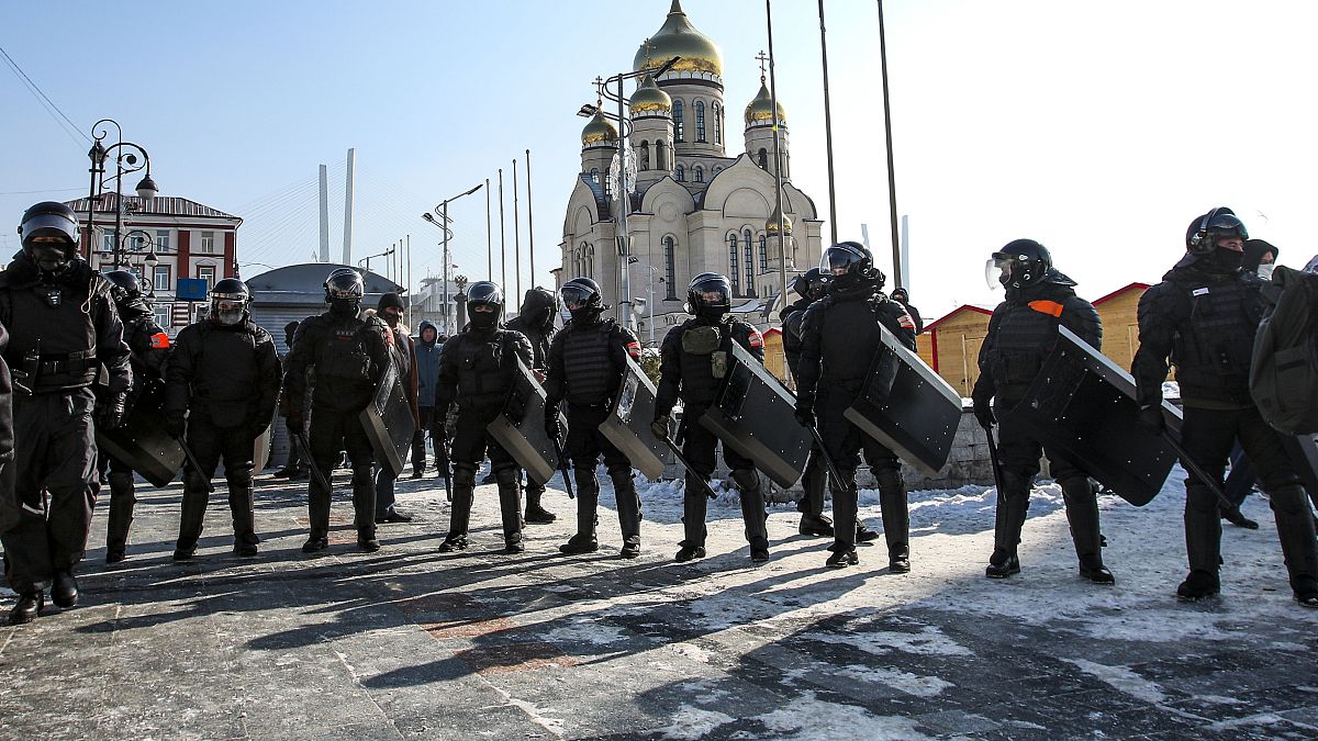 الشرطة تمنع المتظاهرين من دخول الساحة المركزية في فلاديفوستوك في روسيا. 