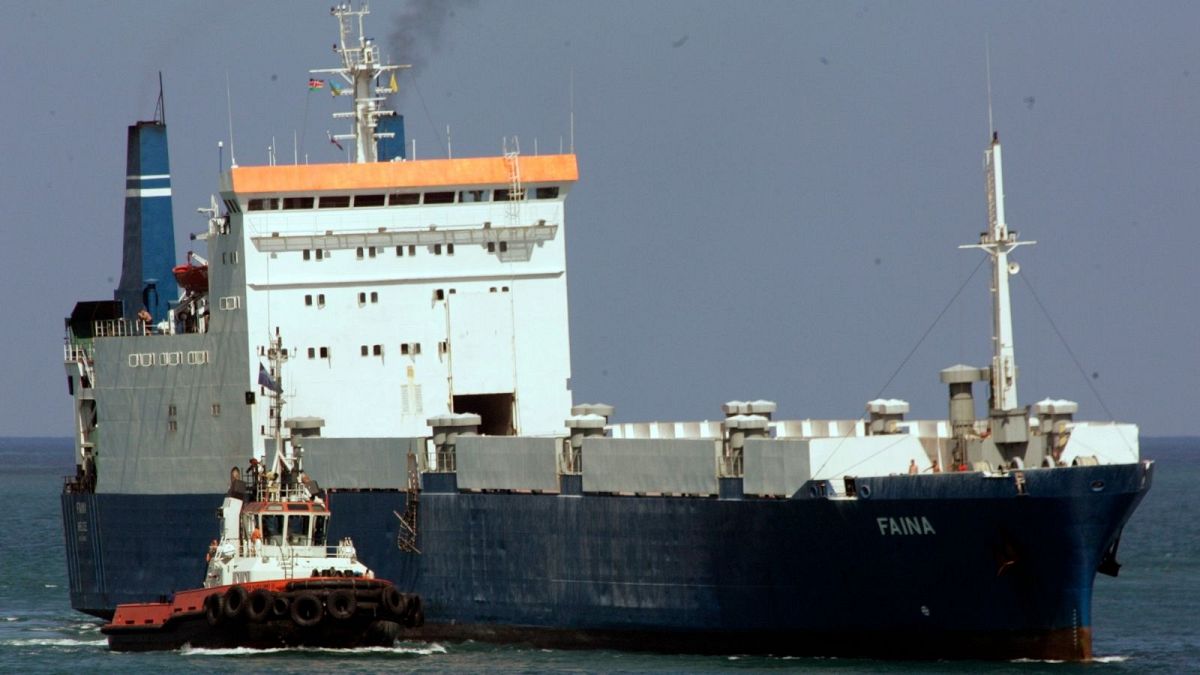 عکس آرشیوی از یک کشتی اوکراینی که هدف حمله دزدان دریایی سومالی قرار گرفته بود