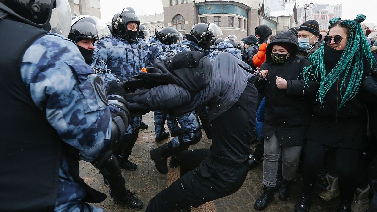 Polizeieinheiten in schwerer Montur gingen teilweise gewaltsam gegen Demonstrierende in Moskau vor