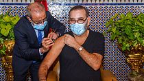 Archives : le roi du Maroc, Mohammed VI recevant une dose de vaccin anti-Covid - Fès (Maroc), le 28/01/2021 - photo publiée par le Palais royal marocain