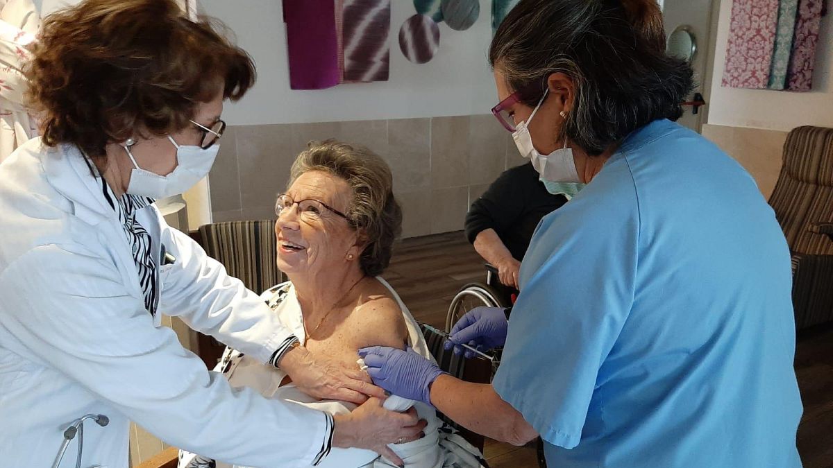 A care home resident in San Camilo receives her first coronavirus jab.