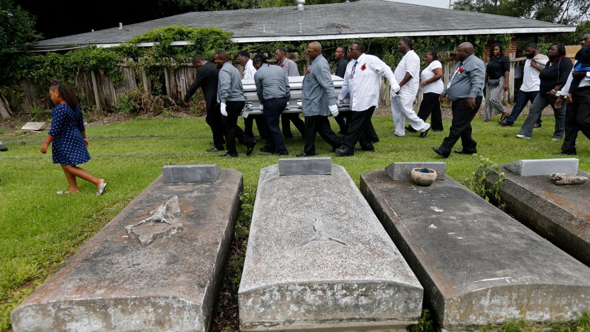 Siyahi polis şefinin naaşının 'Beyazlara ait' mezarlığa kabul edilmemesine tepki