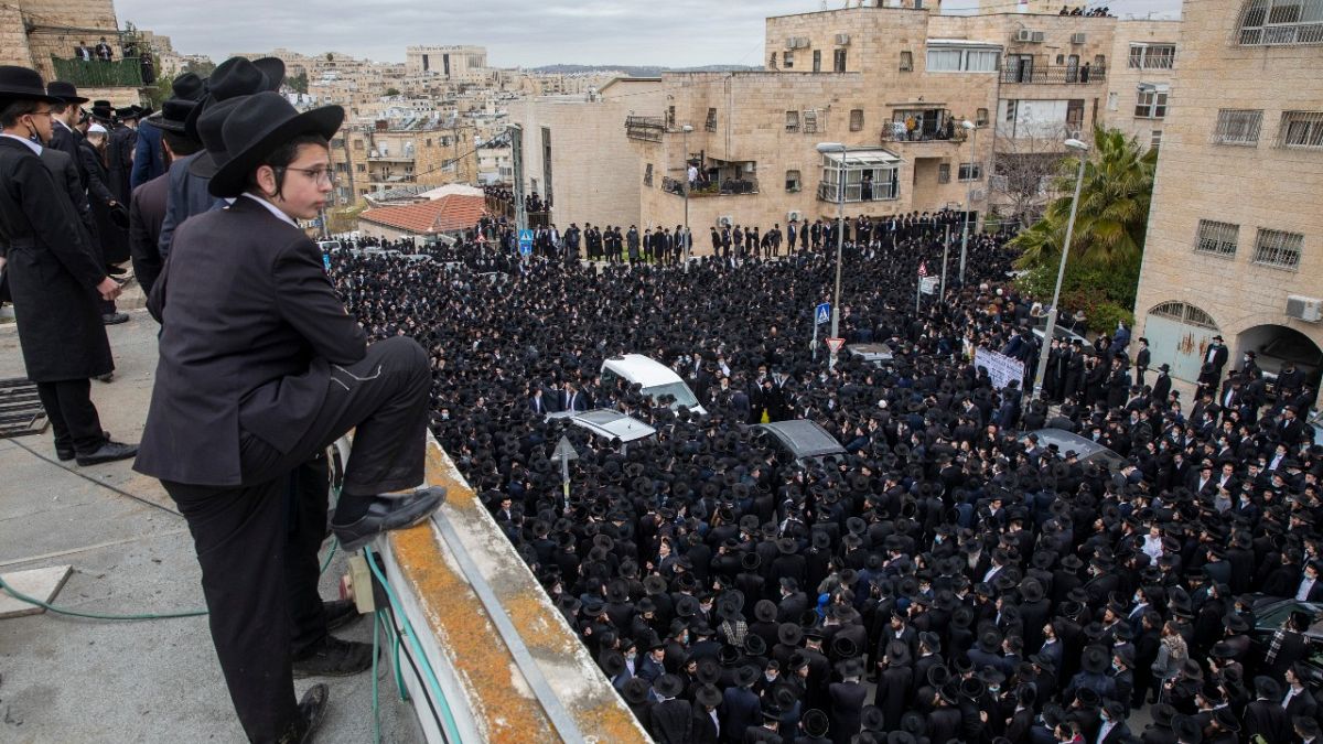 آلاف اليهود الأرثودوكس المنطرفين يشيعون جثمان الحاخام ميشولام سولوفيتشيك في القدس. 2021/01/31