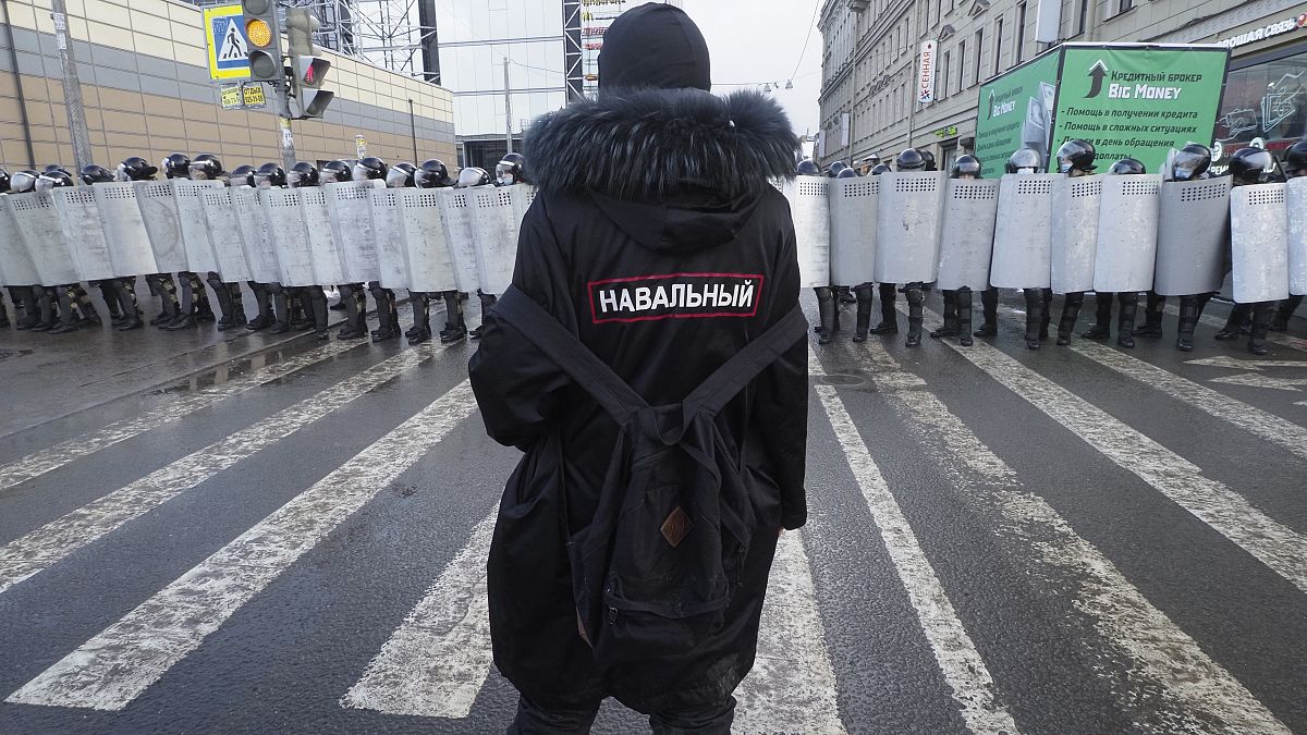 Протестующий перед кордоном полиции в Петербурге 31 января 2021