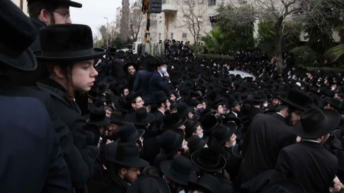 COVID-19 | Agria polémica en Israel tras el multitudinario funeral de un rabino 