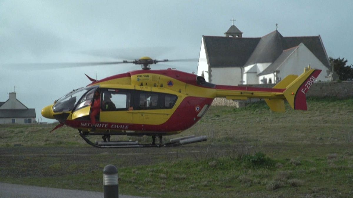 Imagen del helicóptero que transporta al equipo médico a las islas francesas