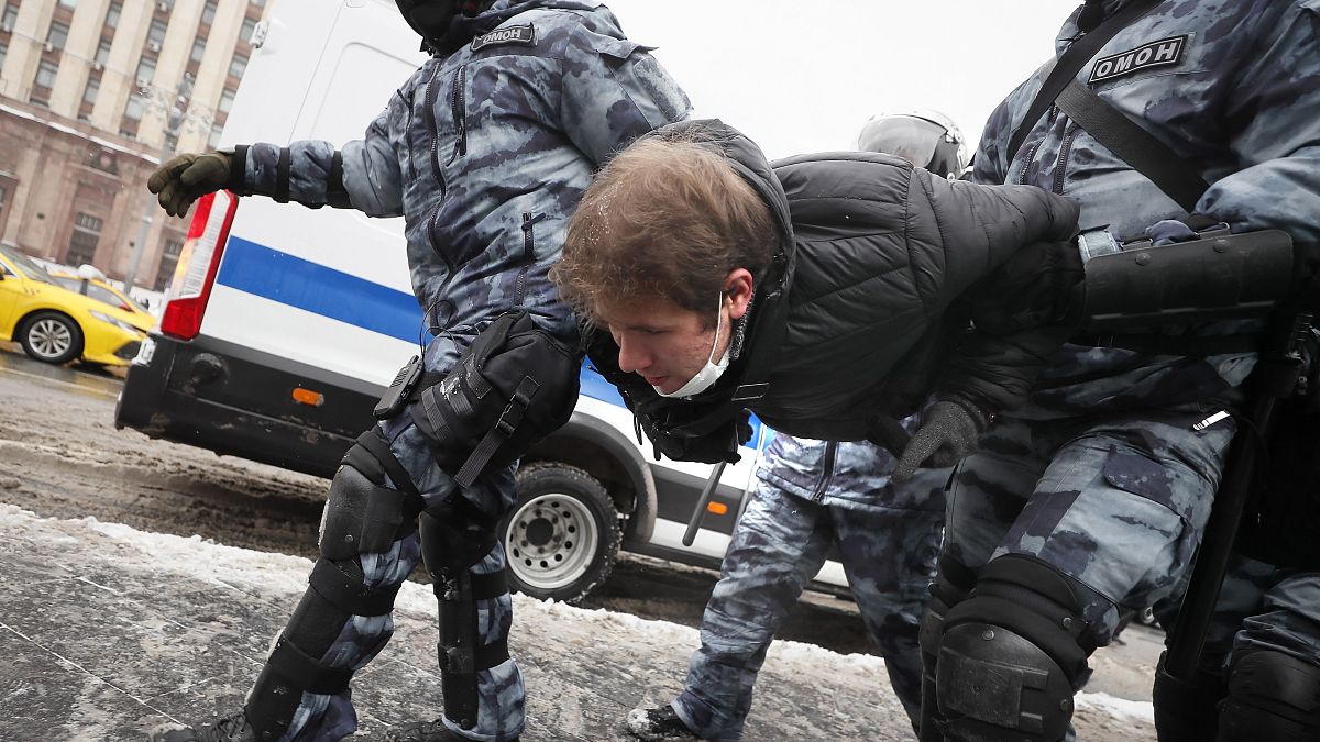  Rendőrök őrizetbe vesznek egy tiltakozót a Putyin-ellenes tüntetésén Moszkvában 2021. január 31-én.