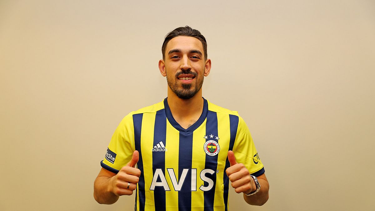 Fenerbahçe'nin Medipol Başakşehir'den transfer ettiği milli futbolcu İrfan Can Kahveci, sarı-lacivertli formayı giydi