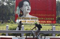 Un manifesto a Yangon con l'immagine di Aung San Suu Kyi