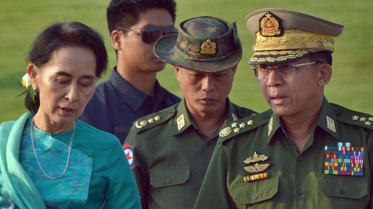 آنگ سان سوچی به همراه یکی از رهبران نظامی میانمار
