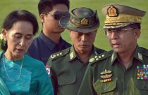 آنگ سان سوچی به همراه یکی از رهبران نظامی میانمار