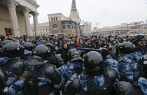 Menschen geraten während einer Demonstration gegen die Inhaftierung des Oppositionsführers Alexei Nawalny in Moskau, Russland, mit der Polizei aneinander, 31.01.2021